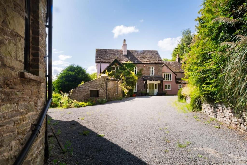 Brecon Beacons Old Vicarage, stunning garden & views - Housity