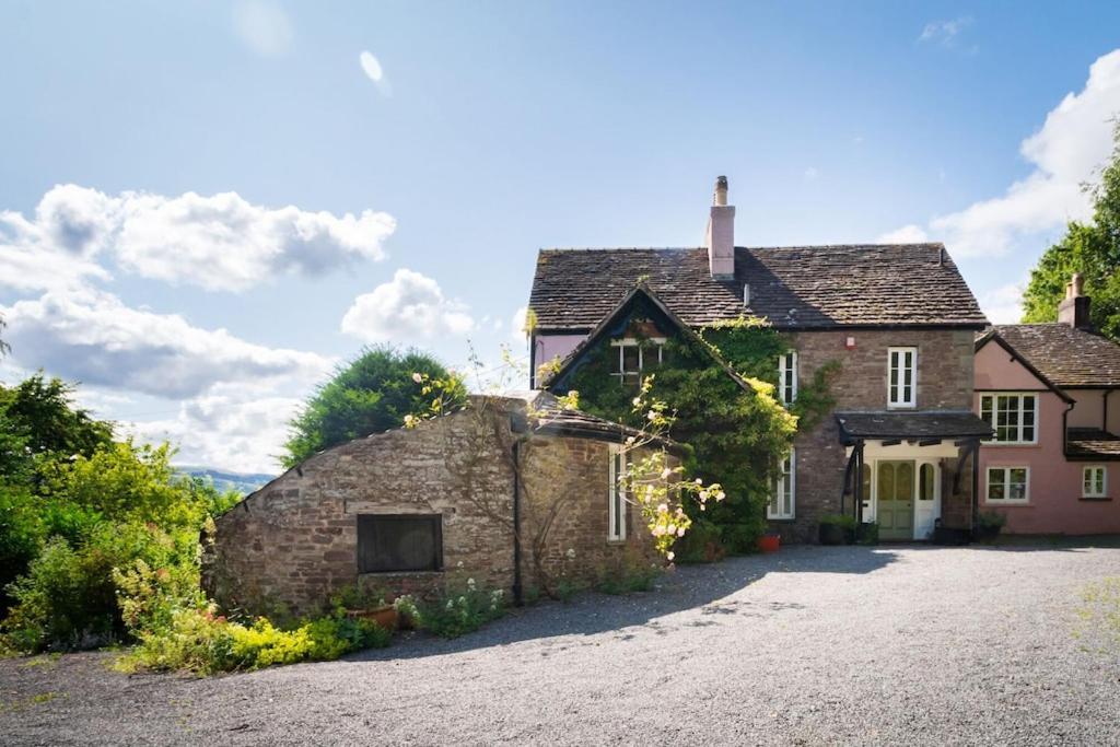 Brecon Beacons Old Vicarage, stunning garden & views - Housity