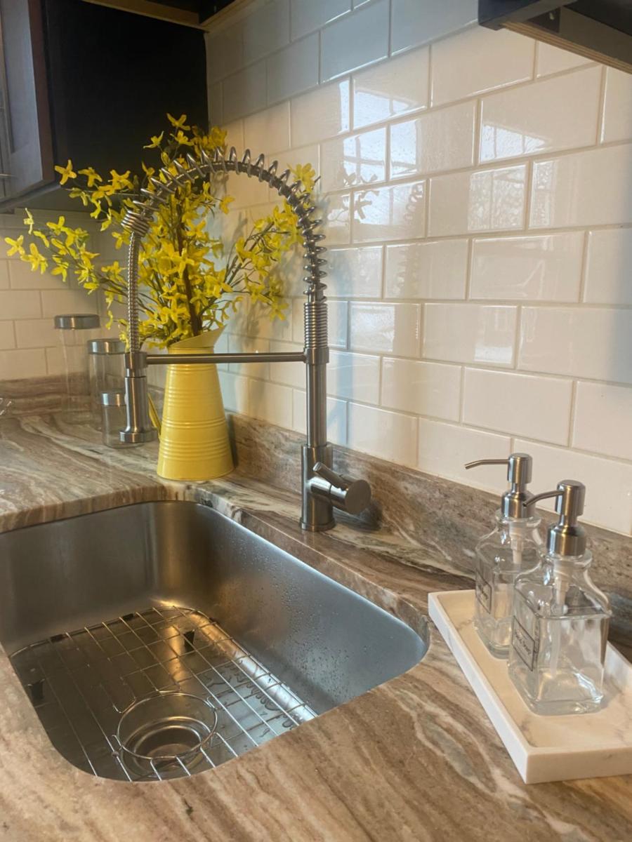 Peace of Cleveland 2bdrm Upstairs Unit, Pets Welcomed , Family Friendly - Hizvo