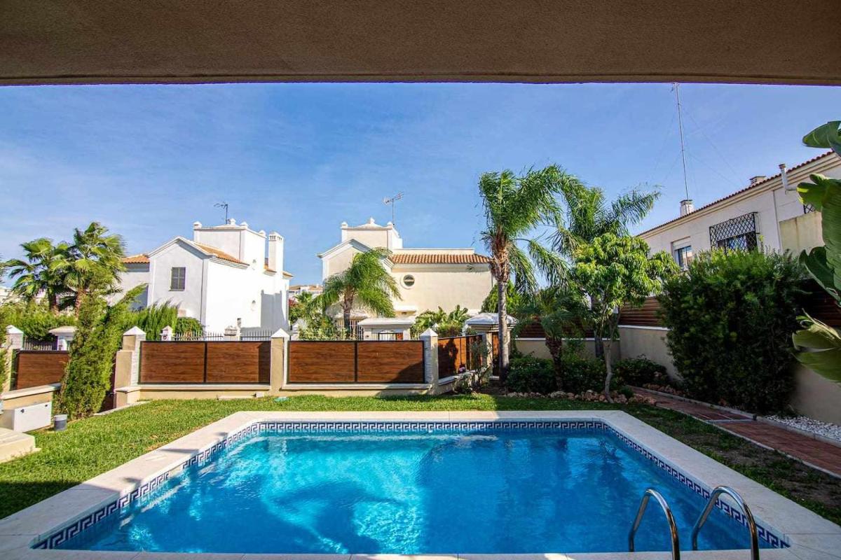 Modern beach villa with parking and private pool - Housity