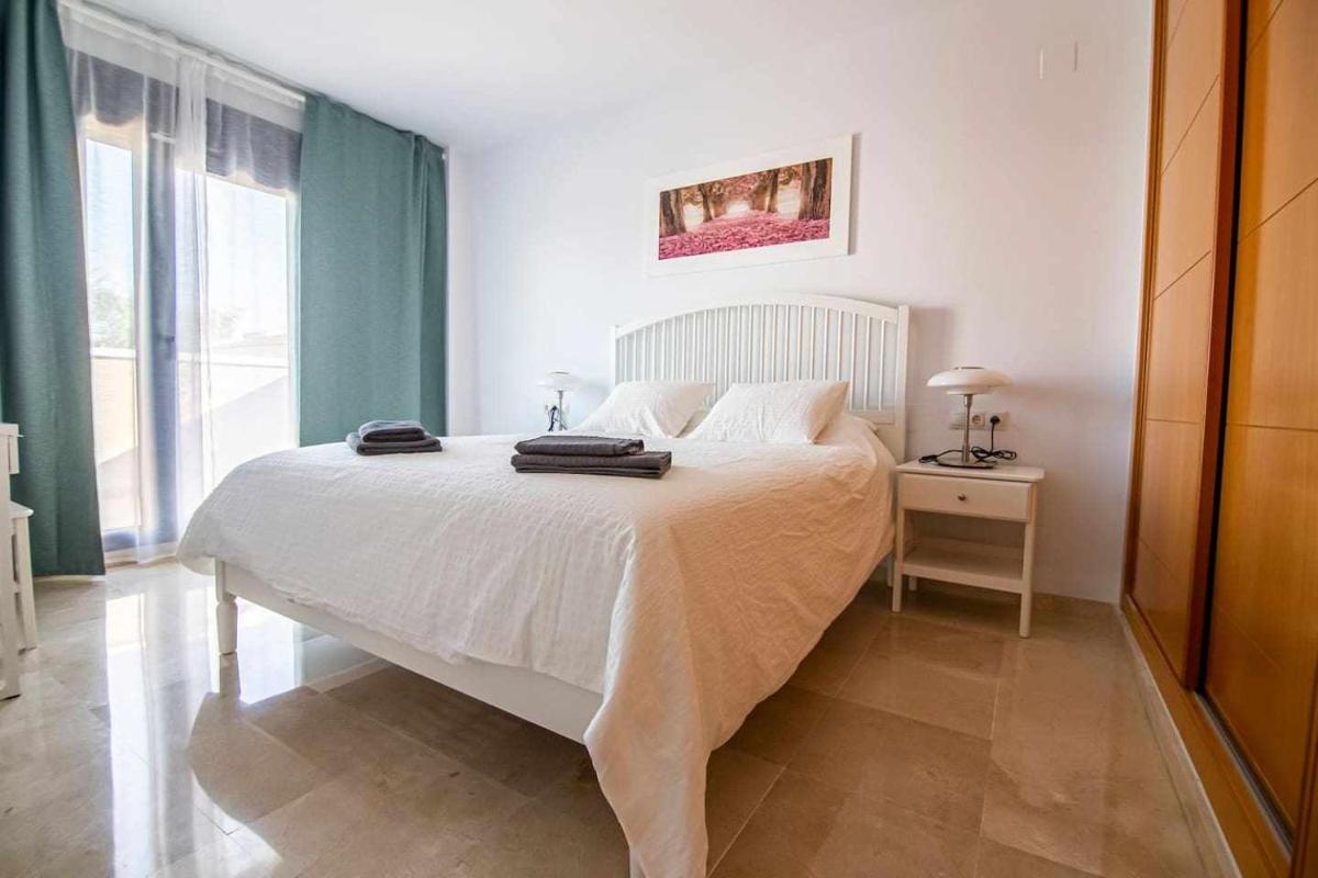 Modern beach villa with parking and private pool - Housity