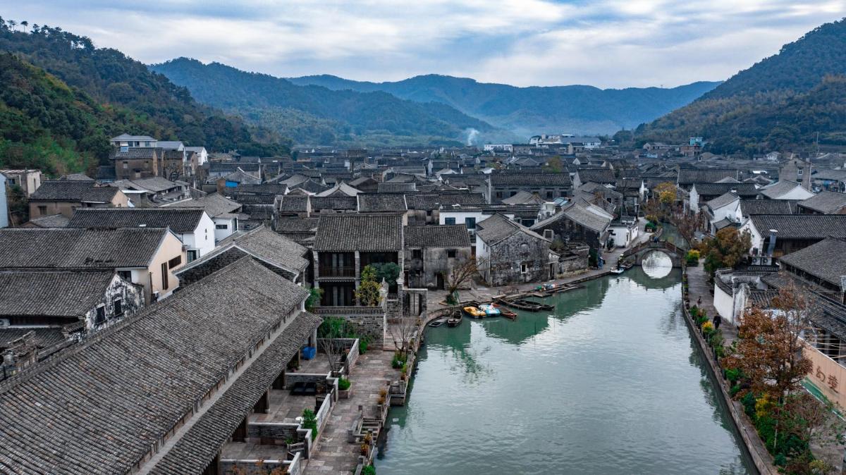 Ancient Village hotel Dongqian Lake Ningbo - Housity