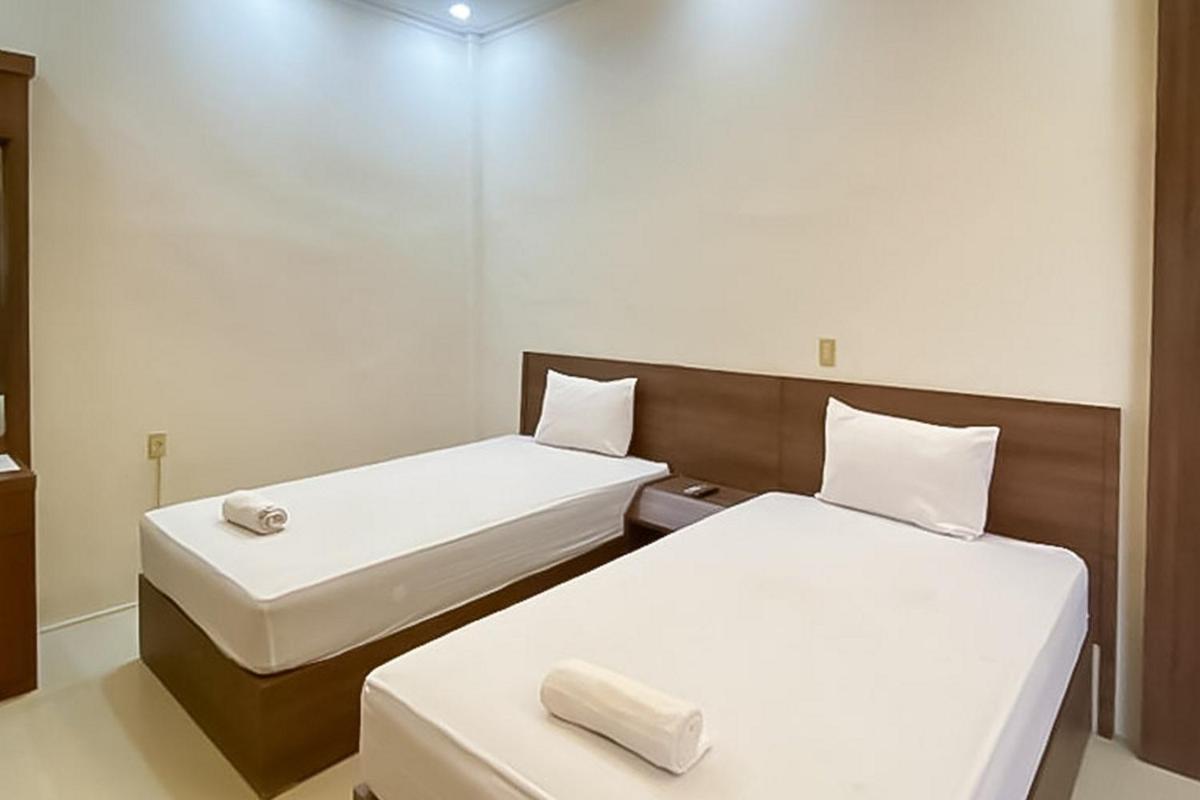 Suitetrails - Grand Emperom Hotel Mitra RedDoorz