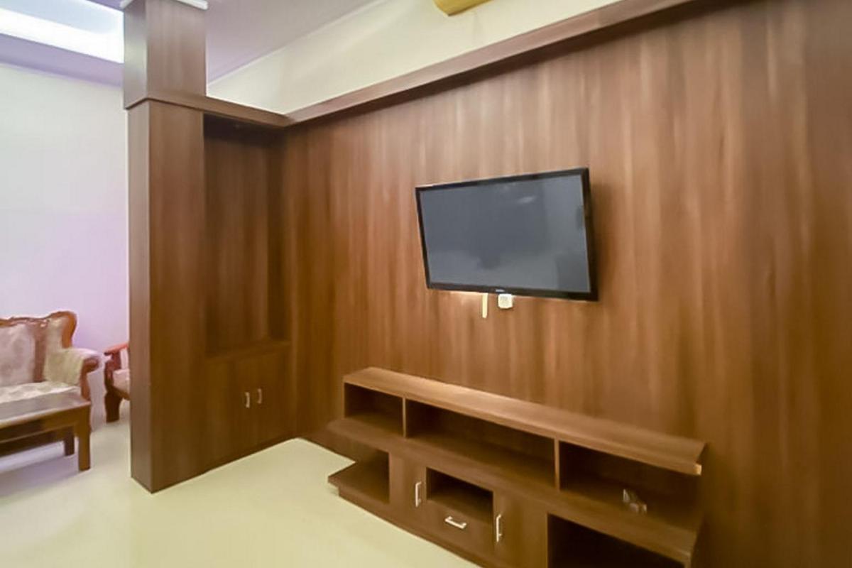 Suitetrails - Grand Emperom Hotel Mitra RedDoorz