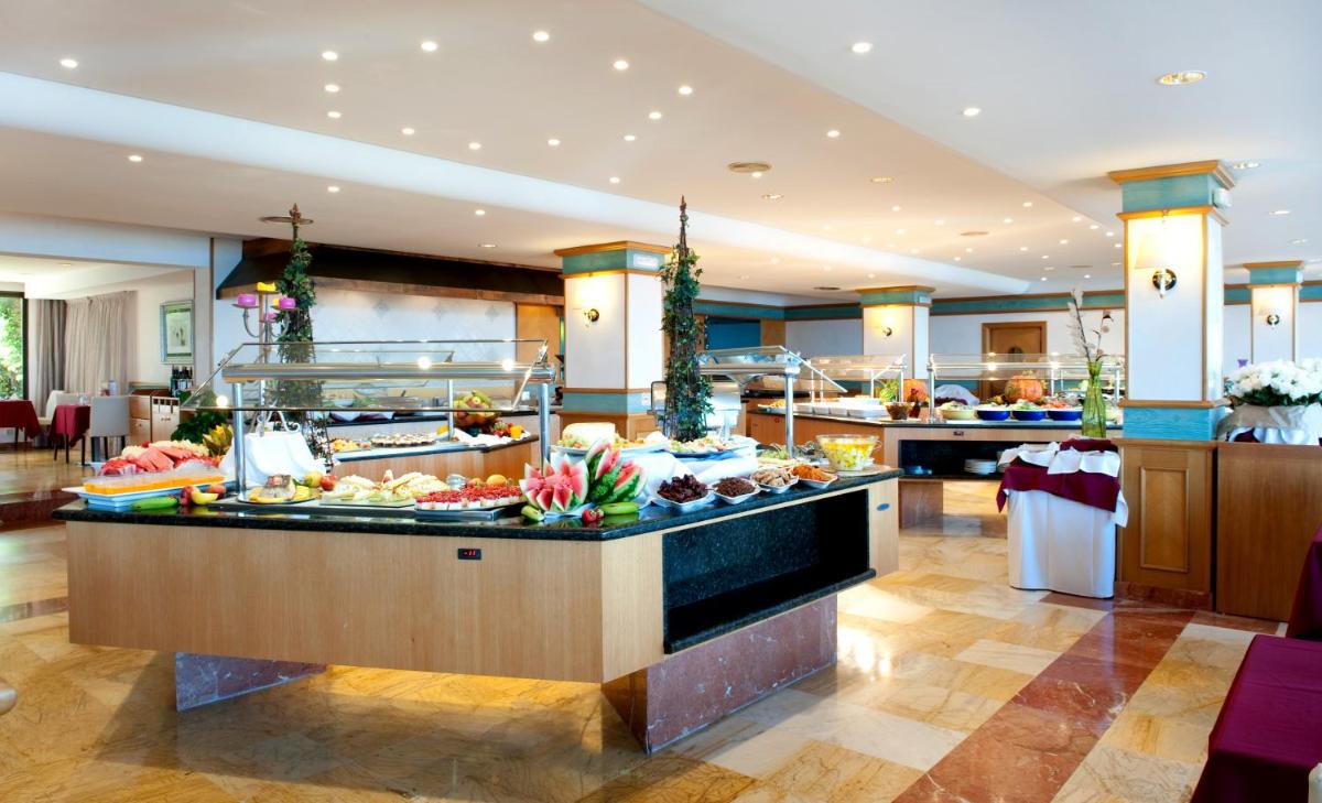 Comida en o cerca de este hotel