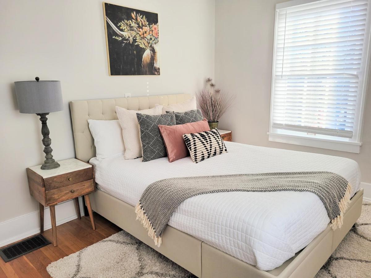 Downtown Main Street One-Bedroom Suite w/ Hi-Speed Wifi - Housity