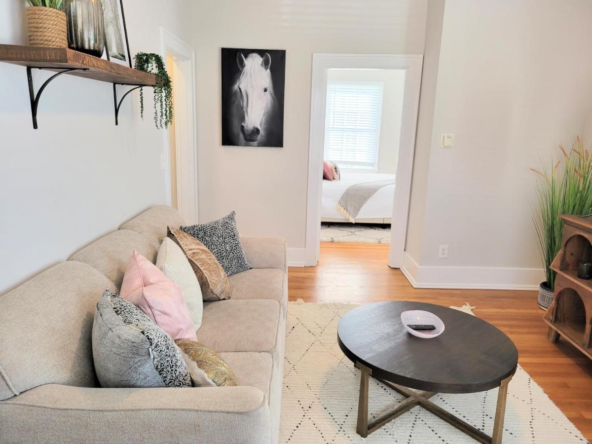 Downtown Main Street One-Bedroom Suite w/ Hi-Speed Wifi - Housity
