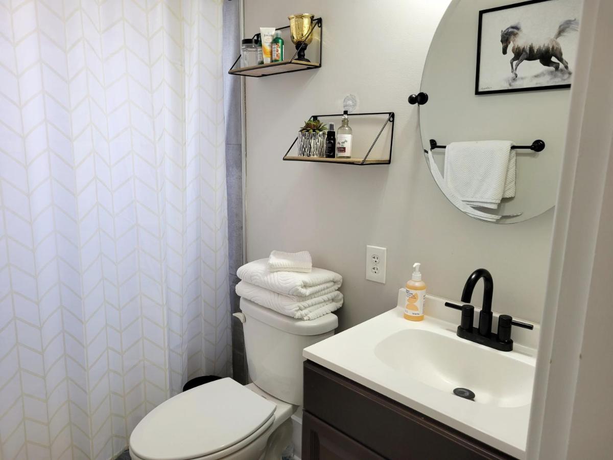 Downtown Main Street One-Bedroom Suite w/ Hi-Speed Wifi - Housity