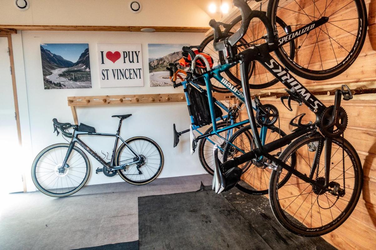 Vélo sur le terrain de l'établissement Hôtel Restaurant Saint Roch ou dans les environs