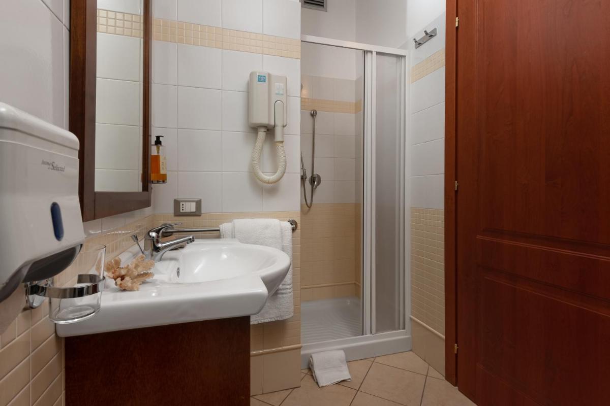 Helios Hotel - Housity