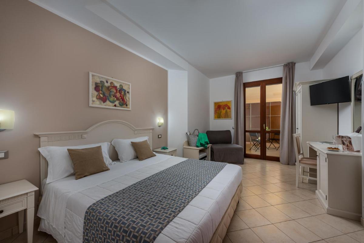 Helios Hotel - Housity