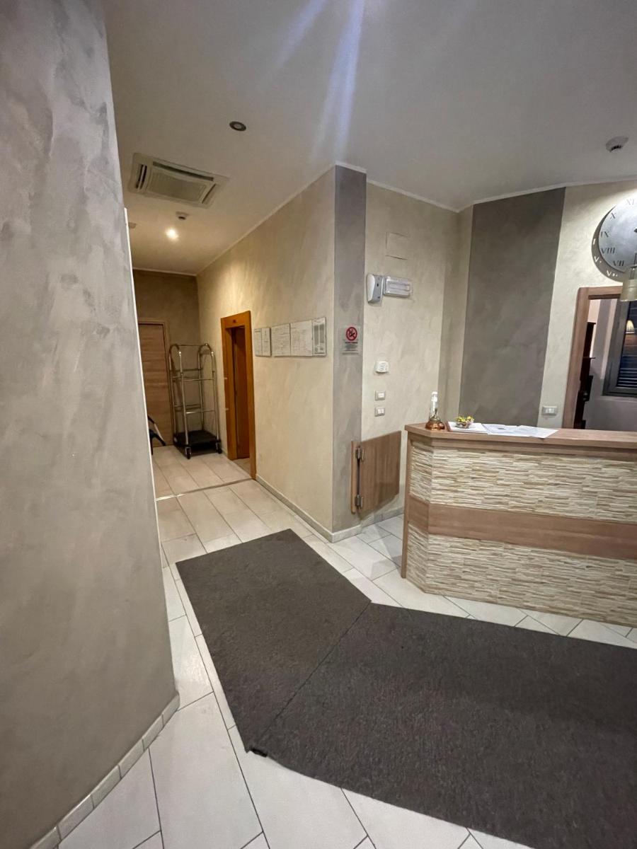 Hotel Montecarlo - Housity