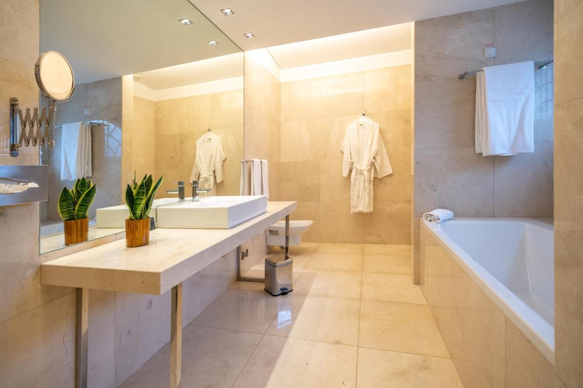 Uma casa de banho em Monte Real - Hotel, Termas & Spa