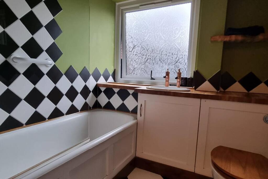 Fantastic Modern House, Central Old Town - Housity