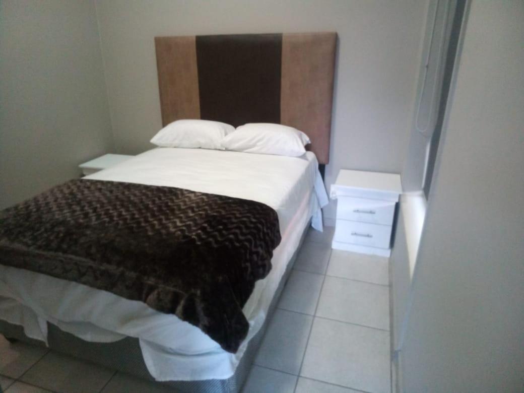 Rosebank Central Accommodation By The Mall - Housity