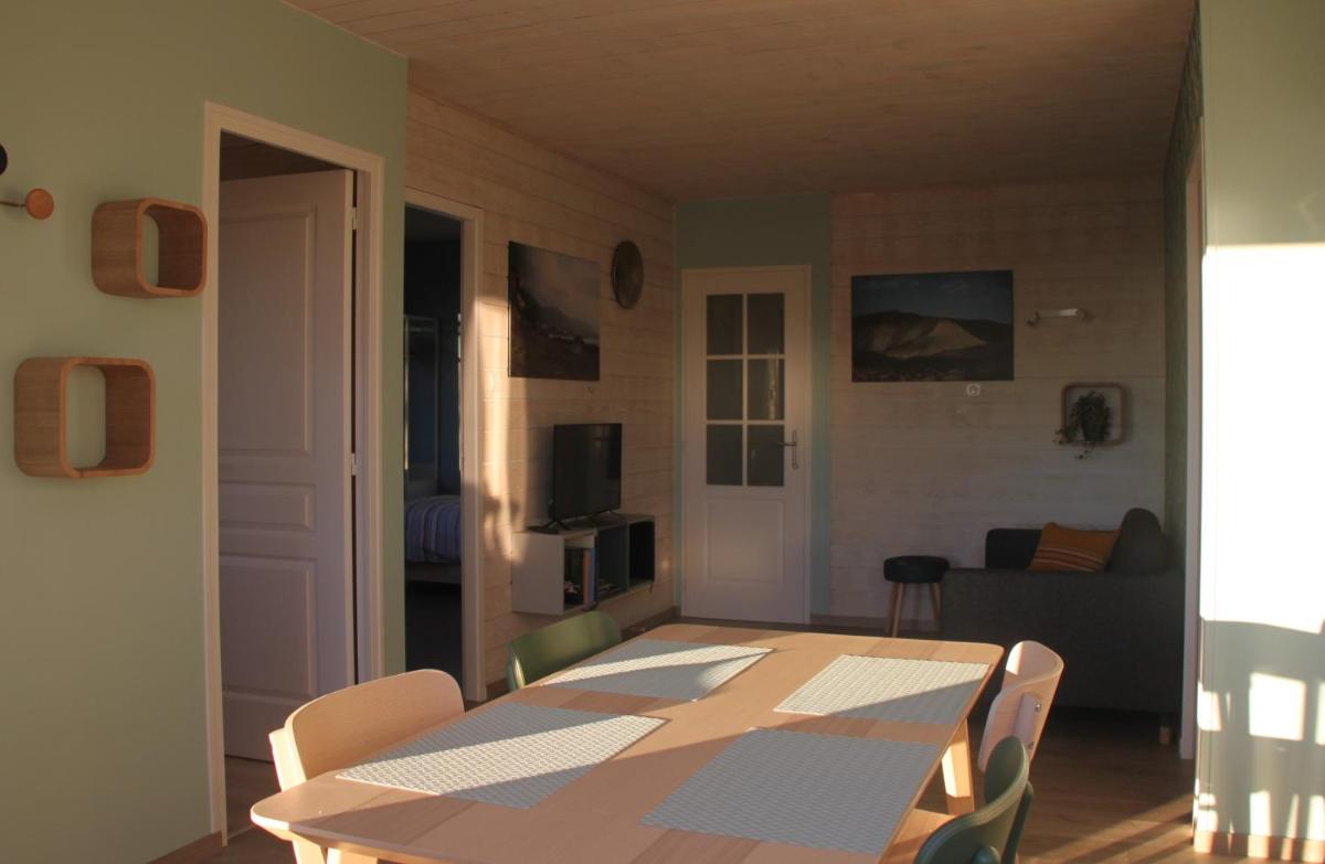 Gîte de la Tuillère, maison contemporaine en bois avec vue et piscine - Housity