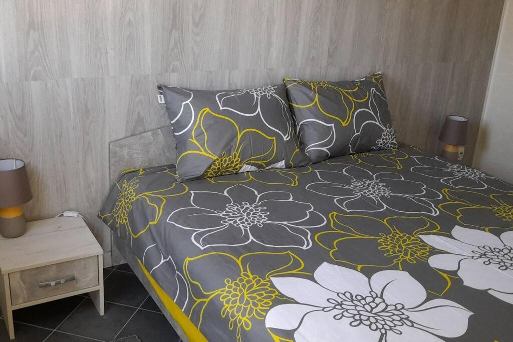Suitetrails - Weaver Studio Apartment, with outside space, Near Burgas