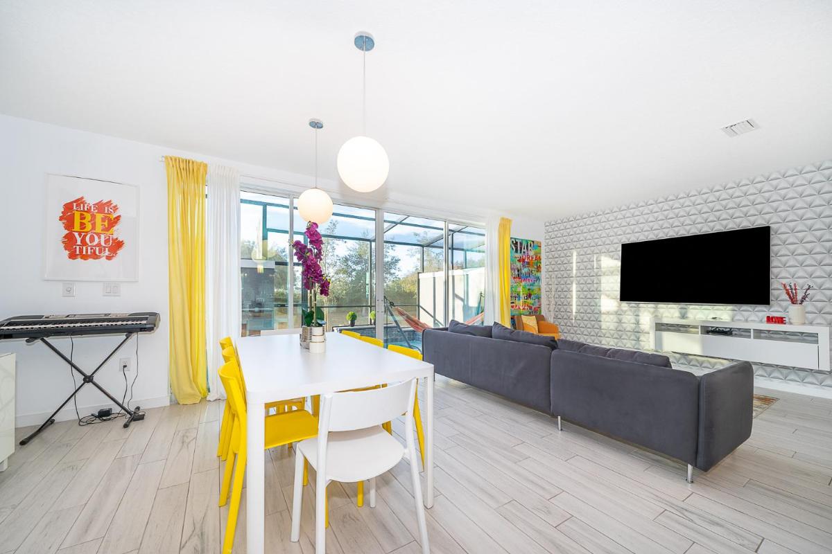 Gorgeous house with heated pool near Disney World for 10 Guest with WIFI - Housity