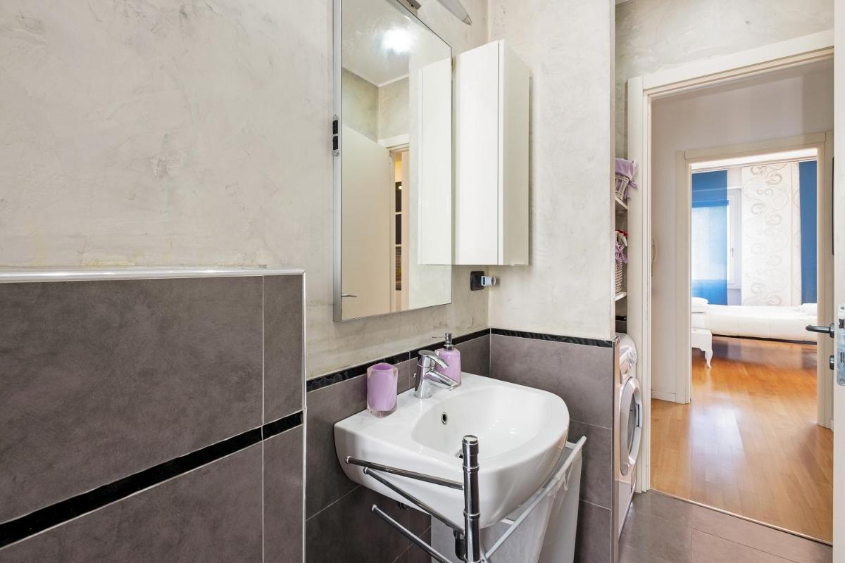 Suitetrails - ALTIDO Lovely Flat for 4 with Balcony near Porta Romana