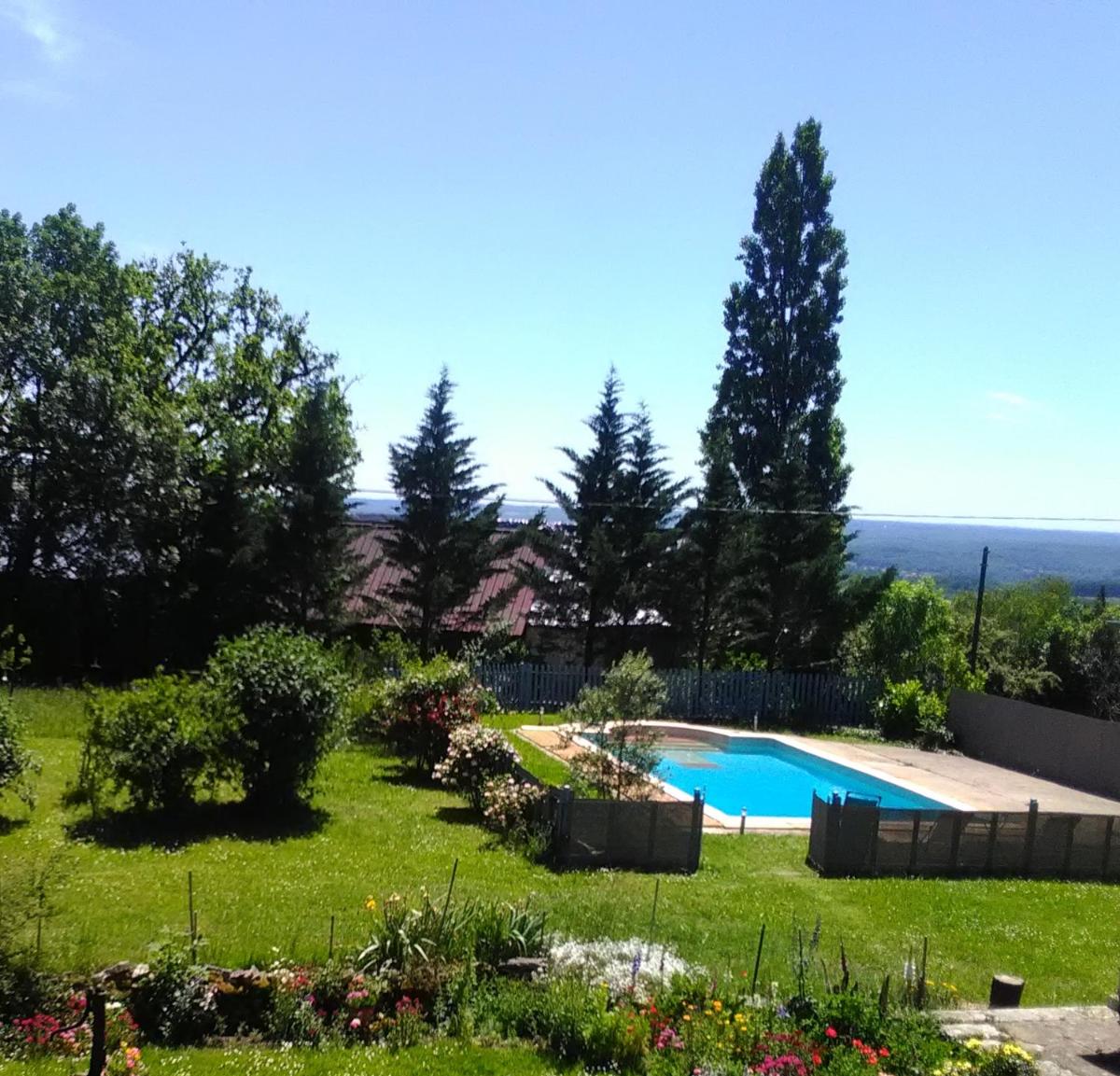 Nature et Piscine au sommet du Périgord - Housity