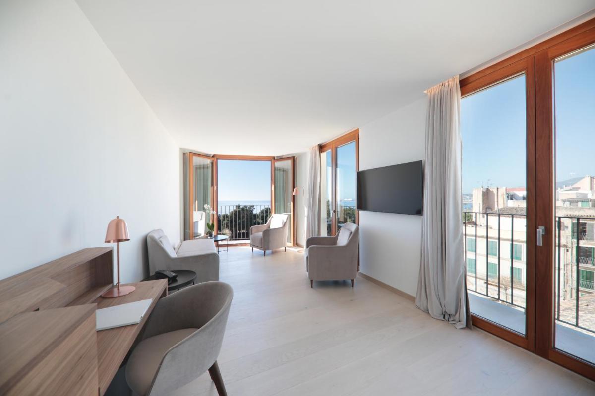 Una televisión o centro de entretenimiento en Es Princep - The Leading Hotels of the World