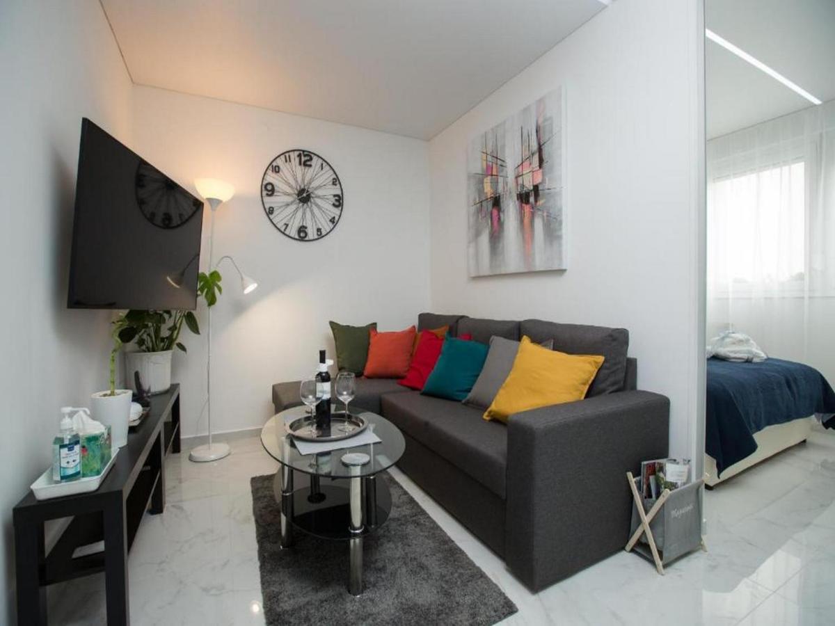 Suitetrails - Modern & Luxury APT Zagreb Airport W/ free WiFi