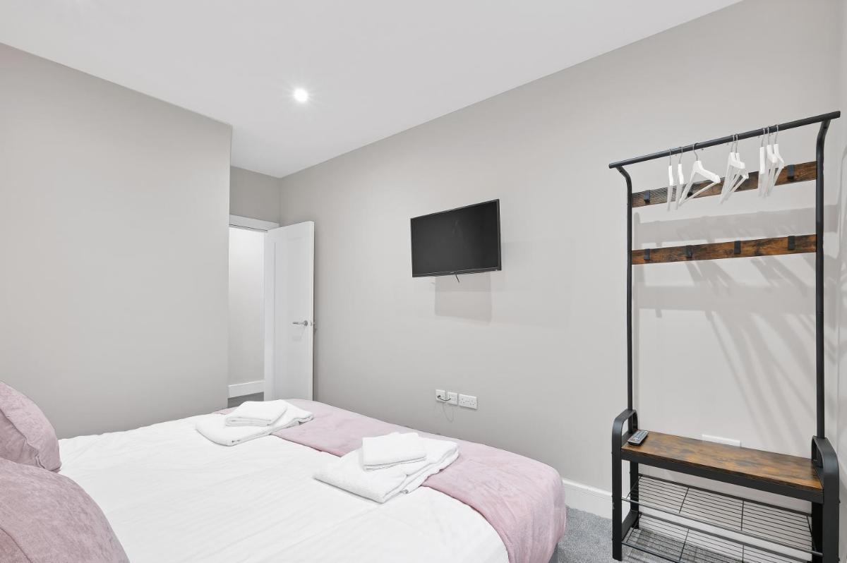 Crown Place 2 & 3 Bedroom Luxury Apts with Parking in Shepperton By 360Stays - Housity