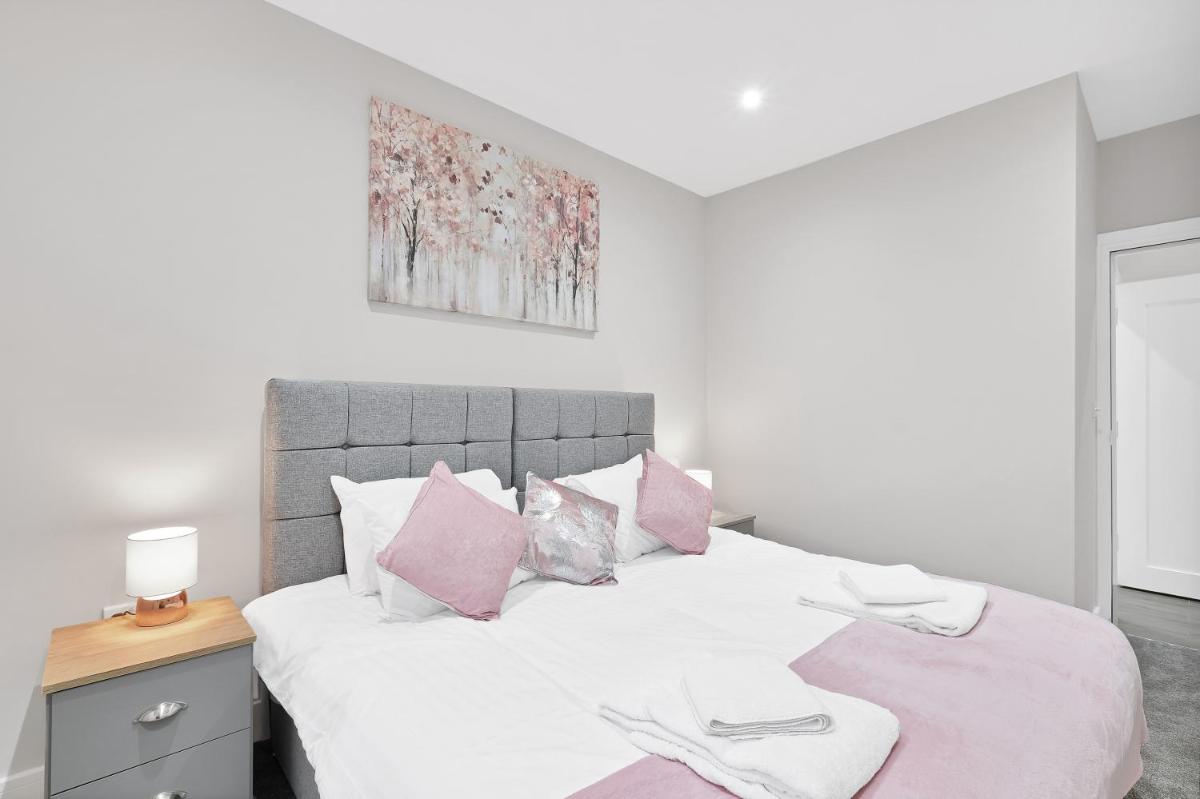 Crown Place 2 & 3 Bedroom Luxury Apts with Parking in Shepperton By 360Stays - Housity