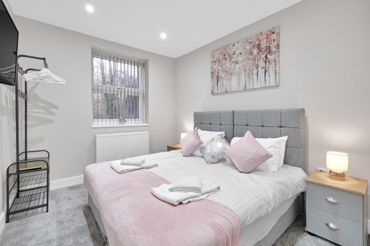 Crown Place 2 & 3 Bedroom Luxury Apts with Parking in Shepperton By 360Stays - Housity