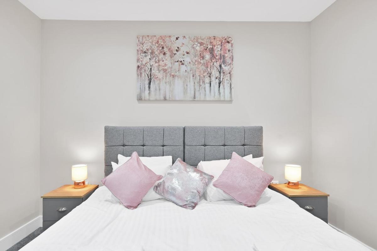 Crown Place 2 & 3 Bedroom Luxury Apts with Parking in Shepperton By 360Stays - Housity