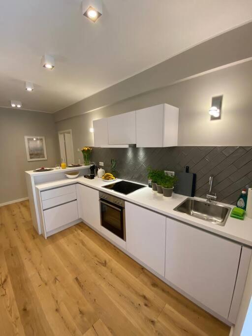 Suitetrails - Zentrales Appartment mit großer moderner Küche EG2