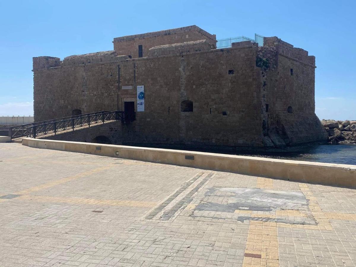 Beachside Apartment in Kato Paphos Lighthouse 81 - Housity