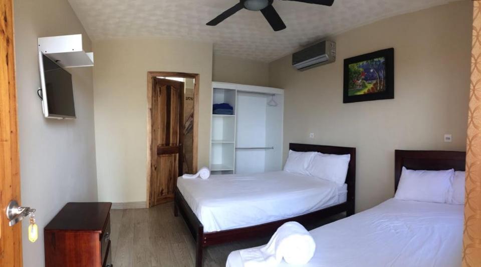 The Lookout Beach Hotel - Housity