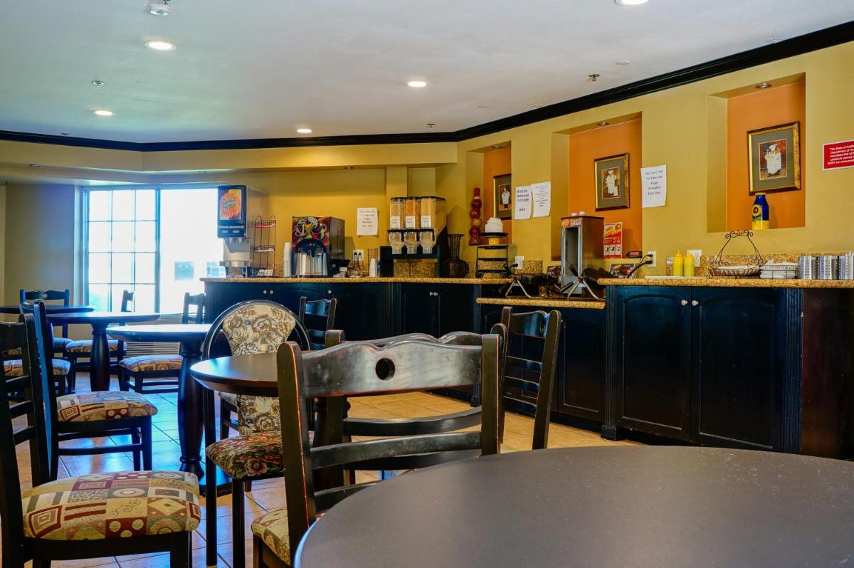 Ramada by Wyndham Ontario Airport & Convention Center - Housity
