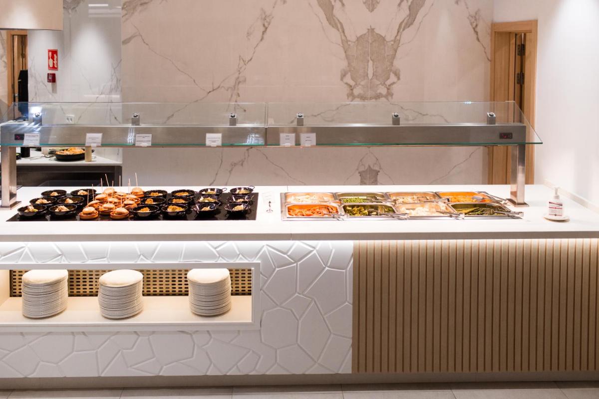 Comida en o cerca de este hotel