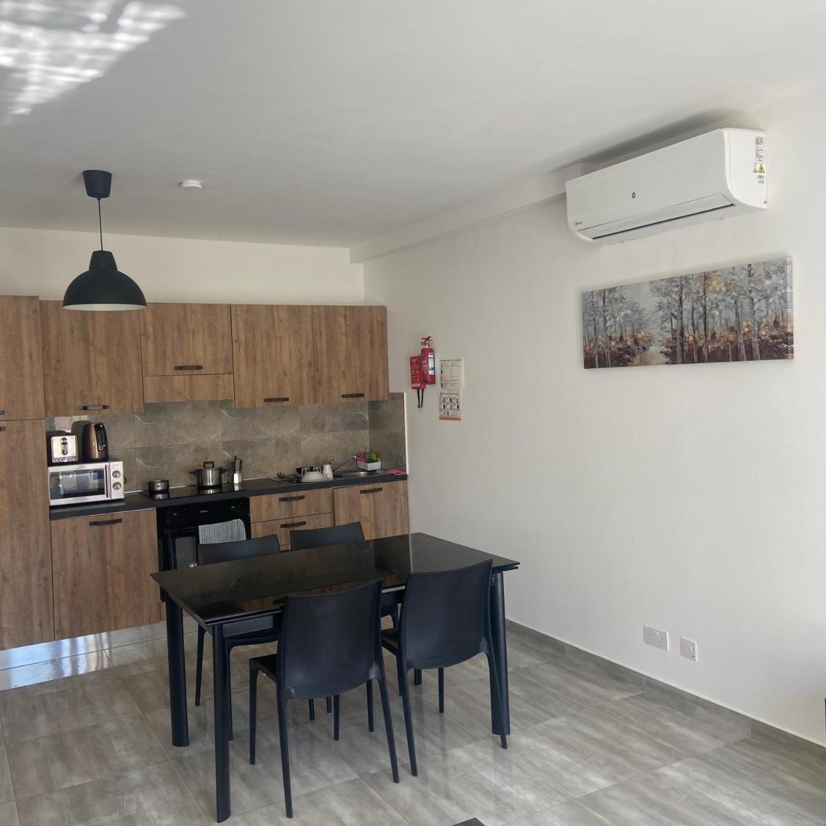 F10 Room 1, Private Double room with private bathroom in shared Flat - Housity