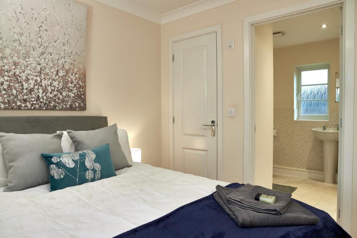 Kiln - Beautiful 4 bedroom house with parking - Housity