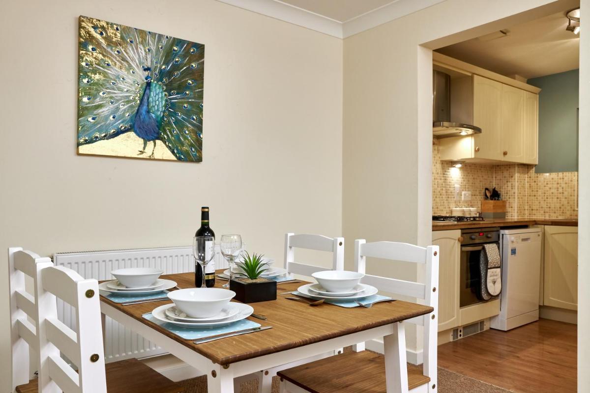 Kiln - Beautiful 4 bedroom house with parking - Housity