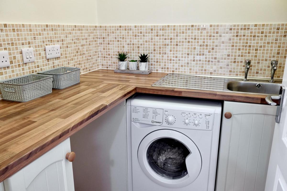 Kiln - Beautiful 4 bedroom house with parking - Housity