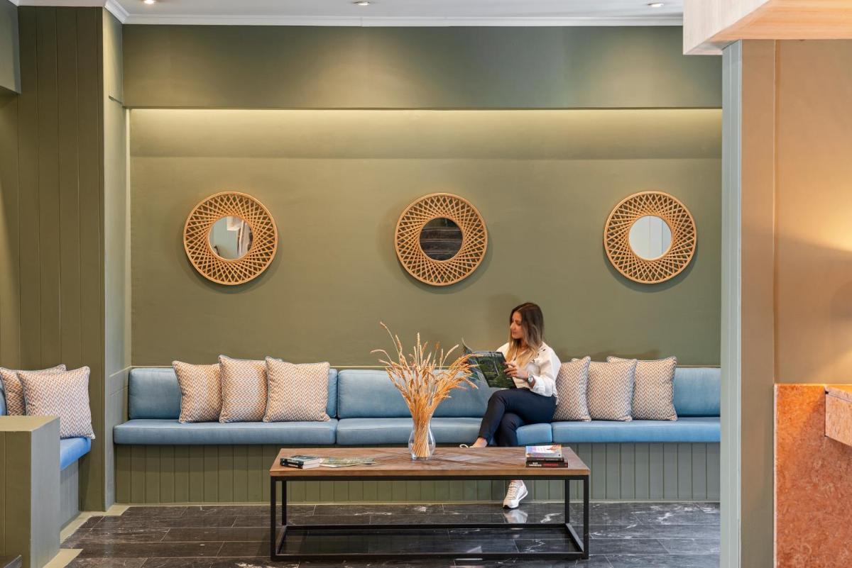 Uma área de estar em Dorisol Buganvilia Studio Hotel