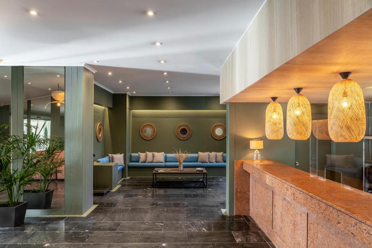 Uma área de estar em Dorisol Buganvilia Studio Hotel