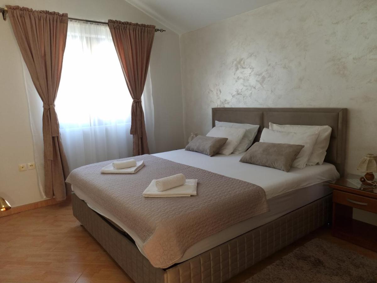 Milas Trojica Kotor - Housity