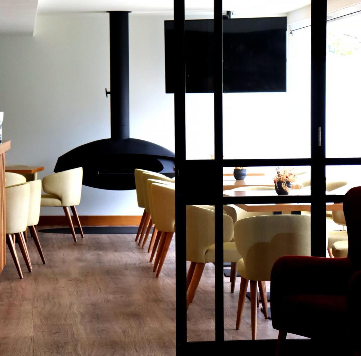 Uma televisão e/ou sistema de entretenimento em Douro Castelo Signature Hotel & Spa
