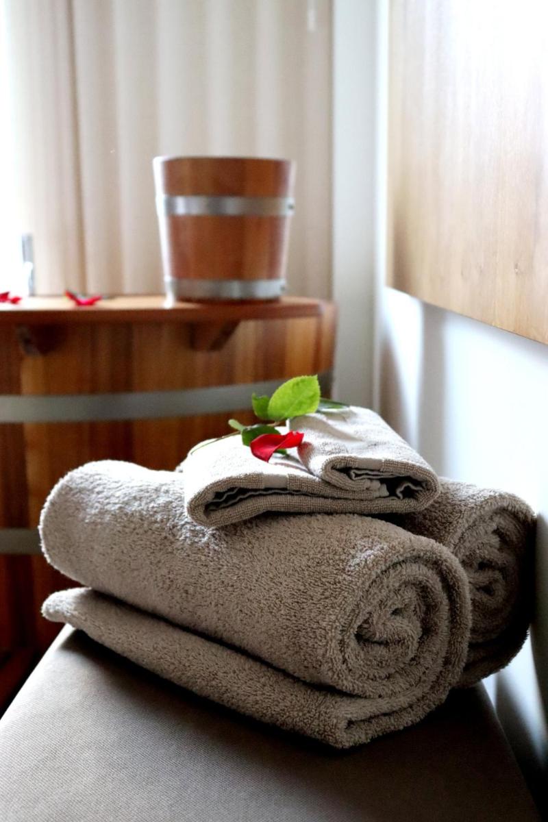 uma pilha de toalhas em cima de uma mesa em Douro Castelo Signature Hotel & Spa em Lamego