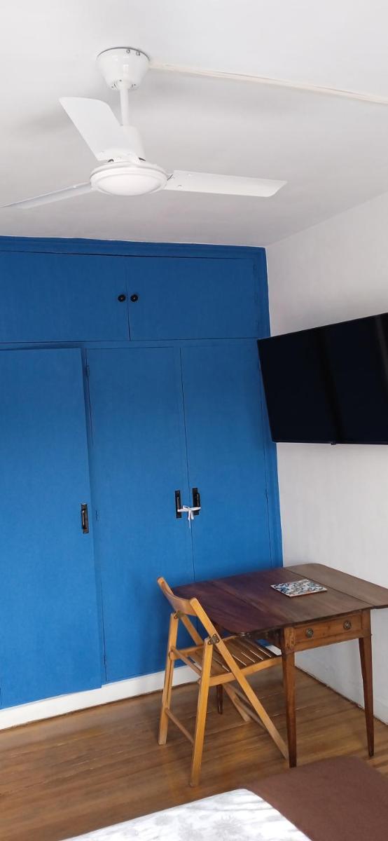 Superviews, parking 24h vigilado incluido y Netflix en habitación independiente con baño privado en apartamento particular, Français&English - Housity