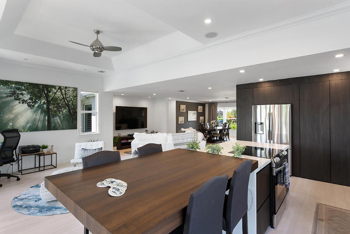 Luxury Waterfront & Infinity Pool Paradise - Housity