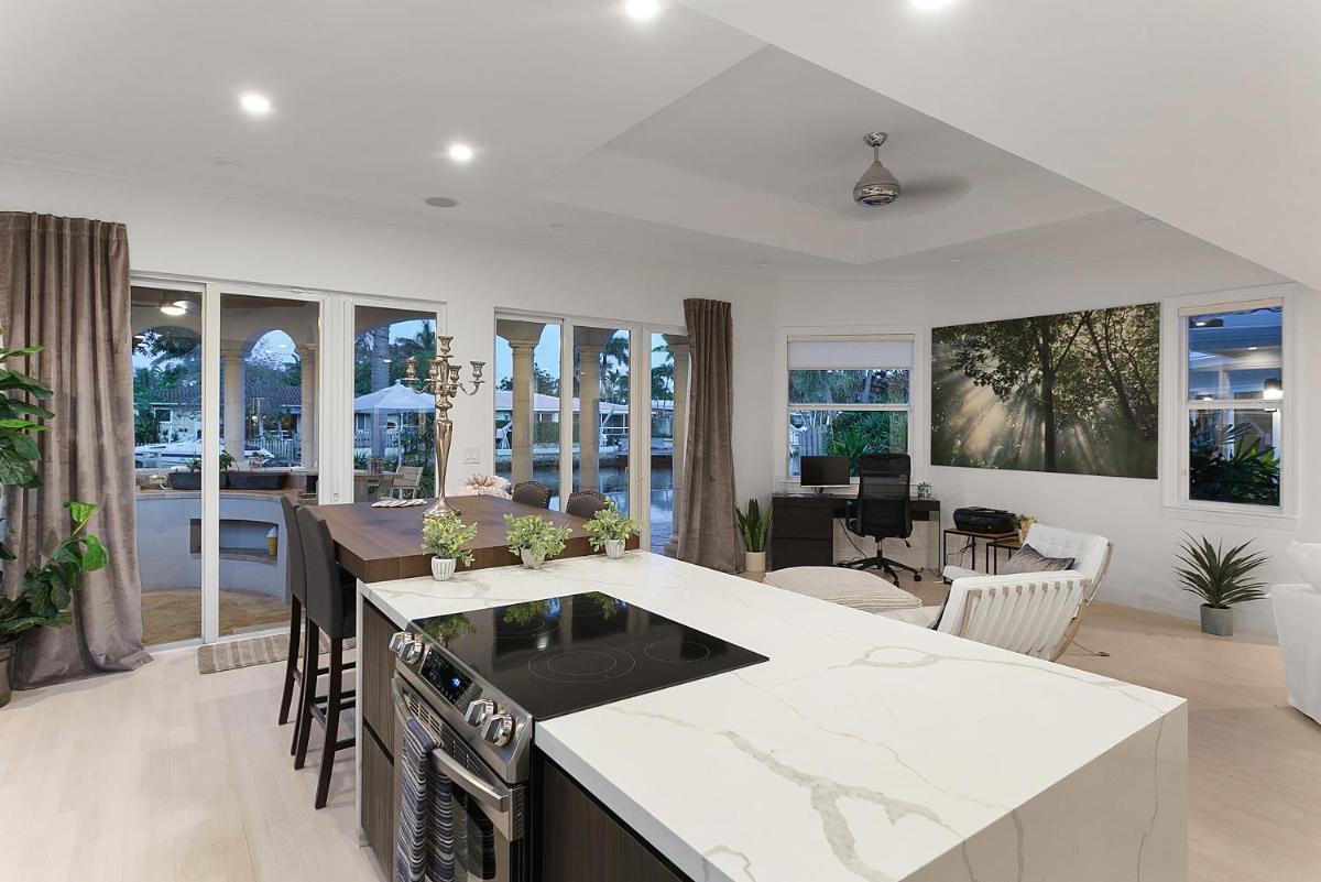 Luxury Waterfront & Infinity Pool Paradise - Housity