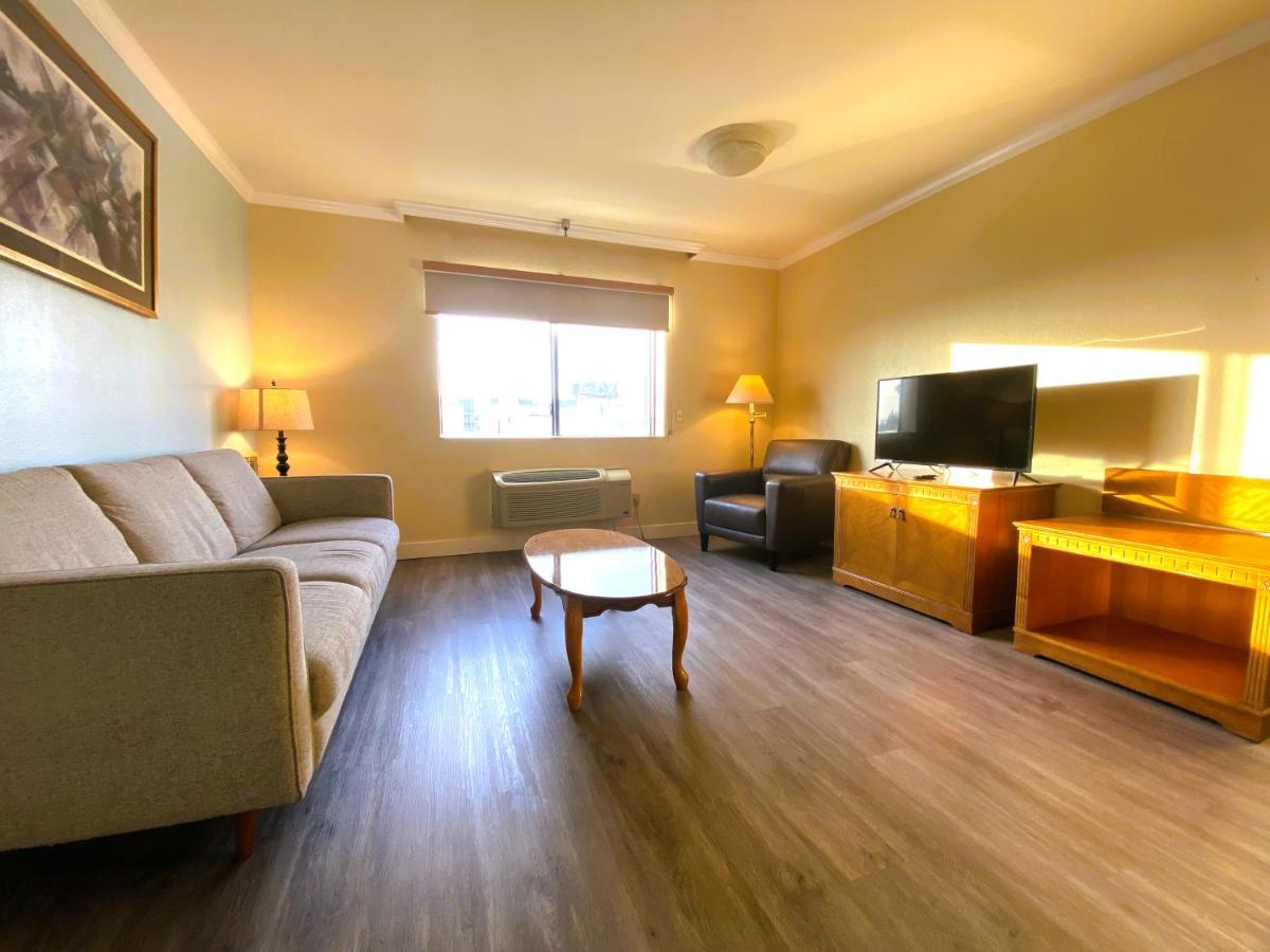 Ramada by Wyndham Los Angeles/Wilshire Center - Housity