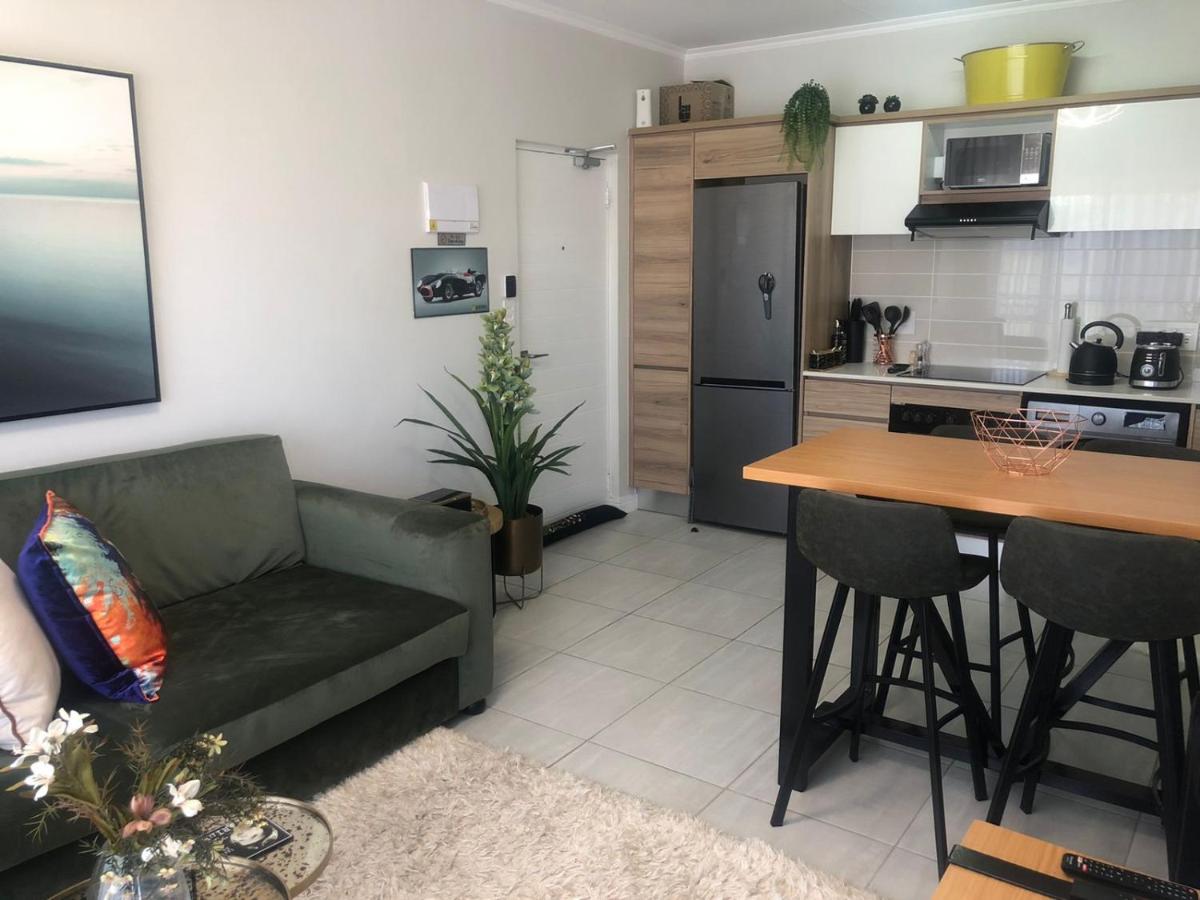 Luxurious Waterfall 1 bedroom Condo With Free Uncapped Wifi - Housity