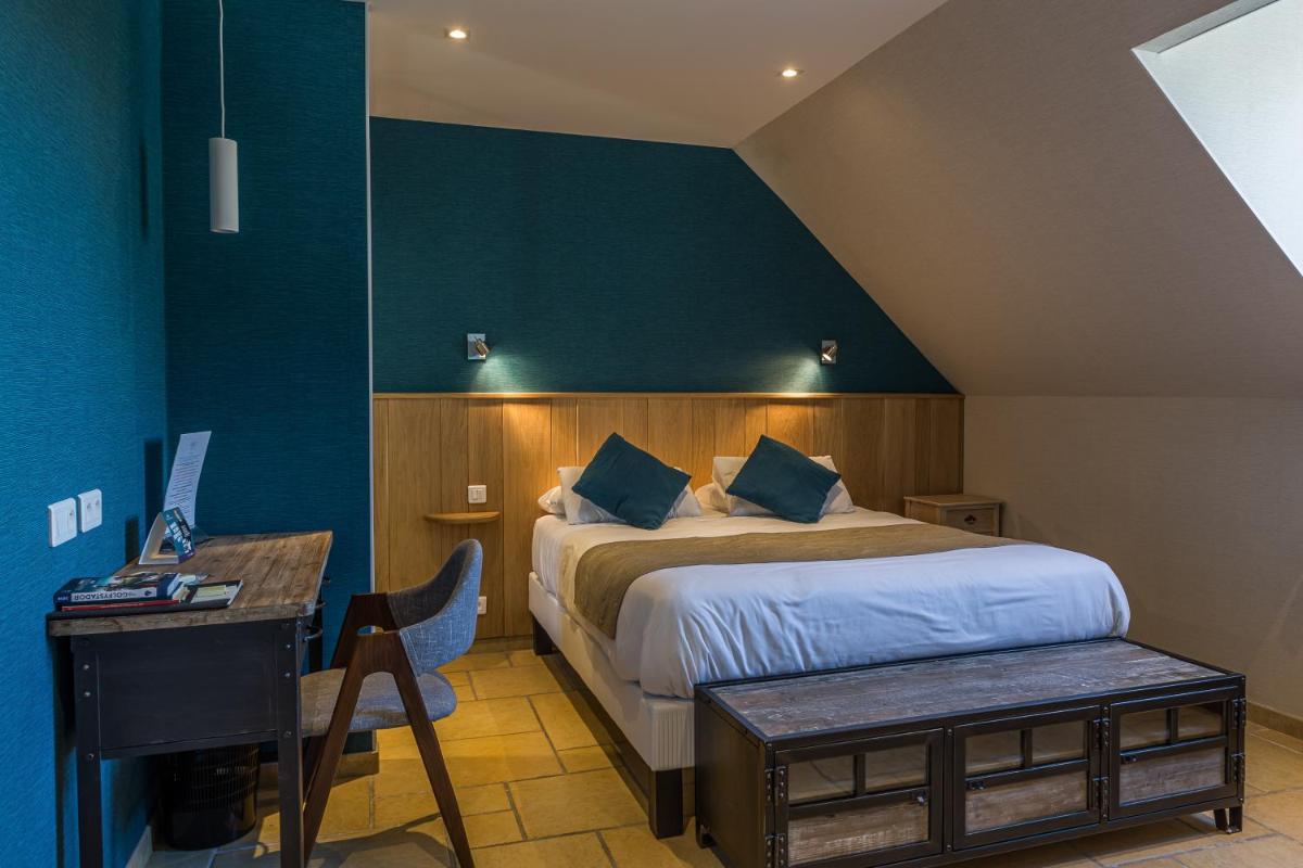 une chambre d'hôtel avec un lit et un bureau et un lit sidx sidx sidx sidx dans l'établissement Logis Hôtel Restaurant Aux Maisons, à Maisons-lès-Chaource